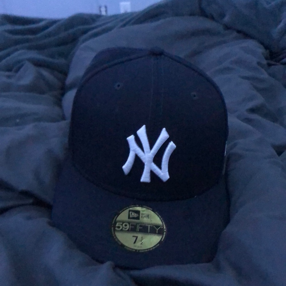 New York yankees navy fitted cap, size 7 1/2. 10/10